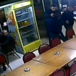 Kütahya’da çay evinde bıçaklı saldırı: Bir kişi ağır yaralandı Kütahya’da bir çay evinde çıkan tartışma kanlı bitti. Omuz ve sırtından bıçaklanan Y.K. ağır yaralanarak hastaneye kaldırılırken, saldırgan kısa sürede polis ekiplerince yakalandı.