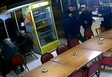 Kütahya’da bir çay evinde çıkan tartışma kanlı bitti. Omuz ve sırtından bıçaklanan Y.K. ağır yaralanarak hastaneye kaldırılırken, saldırgan kısa sürede polis ekiplerince yakalandı.