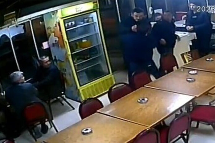 Kütahya’da bir çay evinde çıkan tartışma kanlı bitti. Omuz ve sırtından bıçaklanan Y.K. ağır yaralanarak hastaneye kaldırılırken, saldırgan kısa sürede polis ekiplerince yakalandı.