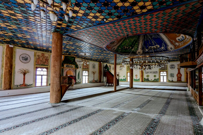 Kütahya’nın Şaphane ilçesinde bulunan Koca Seyfullah Camii, 1490 yılına tarihlendirilen geçmişiyle 2026 itibarıyla 536 yıllık tarihi miras olarak dikkat çekiyor.