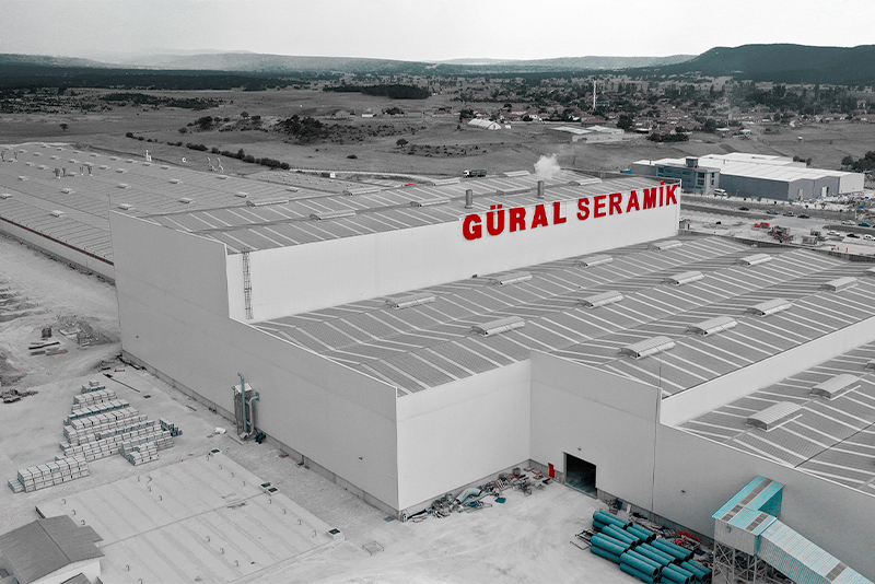 Kütahya’da yüzyıllardır süren çini geleneği, tarihi şehir dokusu eşliğinde bugün de üretim kültürünü yaşatıyor.