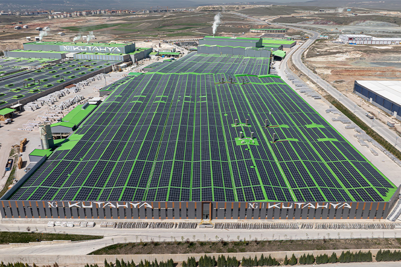 Kütahya’da yüzyıllardır süren çini geleneği, tarihi şehir dokusu eşliğinde bugün de üretim kültürünü yaşatıyor.